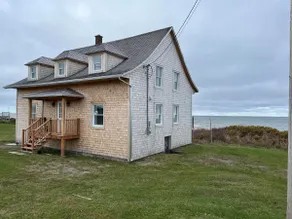 House on the riverfront - Image 3