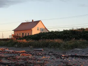 House on the riverfront - Image 2