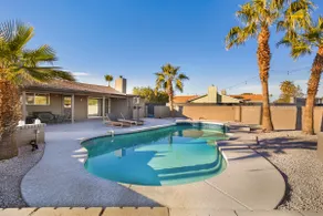 Prime Downtown Oasis Resort Pool: Perfect Getaway! - Image 4