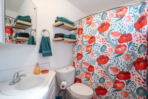 Walk to Downtown- Charming Guest House - Image 3