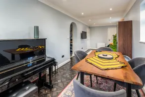Pass the Keys Stylish Modern 3 bed house with Parking - Image 2
