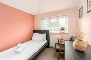 Pass the Keys Stylish Modern 3 bed house with Parking - Image 5