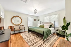 Decca's Uptown Oasis - Image 2