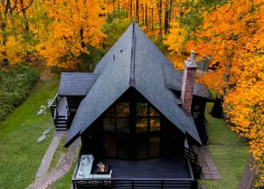 Relaxing Chalet Getaway, 5 min to Main St - Image 2