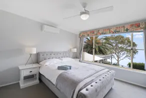 Lakeshore Retreat - Image 4