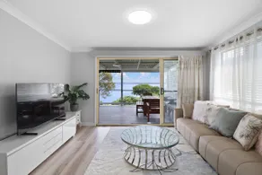 Lakeshore Retreat - Image 5