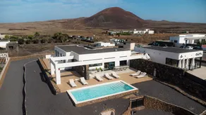 Luxury villa with heated private pool - Image 4