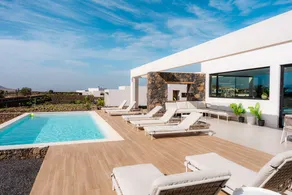 Luxury villa with heated private pool - Image 5