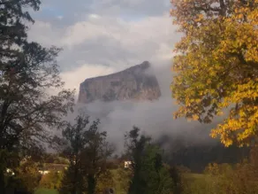 House with view of Mont Aiguille - Image 5