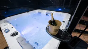 Elixir d'Amour Suite with Hot Tub and Sauna - Image 4