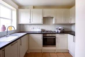 Guildford Townhouse with Parking - Image 3