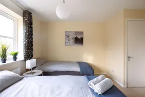 Guildford Townhouse with Parking - Image 4