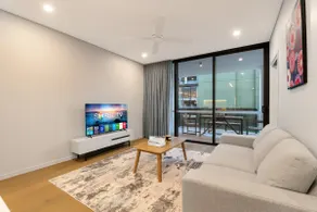 1BR Luxury apt at prime location w carpark - Image 2