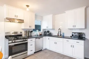 Charming 3B2B home with Yard 4 Queen Beds Sleeps 8 - Image 4