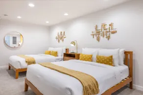 Charming 3B2B home with Yard 4 Queen Beds Sleeps 8 - Image 2