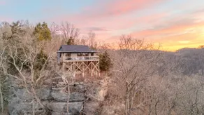 Suspended SkyView Cabin w/ Hot Tub Near RRG - Image 5