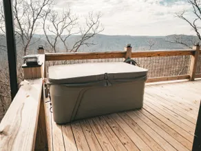 Suspended SkyView Cabin w/ Hot Tub Near RRG - Image 4