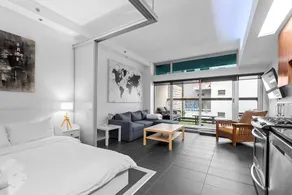 Modern Loft with parking, AC, patio, blks Roger's - Image 2