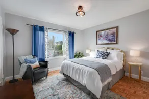 Renovated cottage with spacious backyard - Image 4