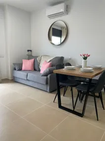 A bright duplex with parking - Image 4