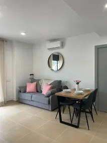 A bright duplex with parking - Image 5