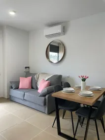 A bright duplex with parking - Image 3