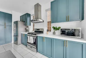 Luxury Mansion with Chefs Kitchen by Niagara Falls - Image 5