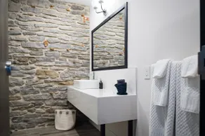 48 King West - The Wall - Image 4