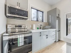 Newly Renovated Sun Filled Apt w/ Parking - Image 3