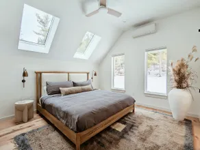Sparrowhawk Lodge / *NEW* Modern Chalet w/Hot Tub - Image 4