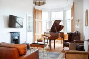 Stylish & Spacious, Great Transport Links - Image 2
