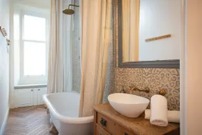 Stylish & Spacious, Great Transport Links - Image 4