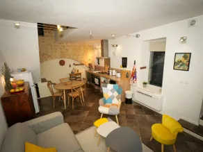 Au pied des Arènes d'Arles, jolie petite maison de ville rénovée - Image 3