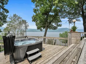 LAKE HOUSE S. Waterfront, HotTub, 10 guest, 6 beds - Image 4