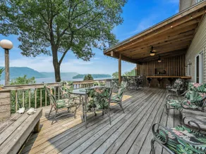 LAKE HOUSE S. Waterfront, HotTub, 10 guest, 6 beds - Image 3