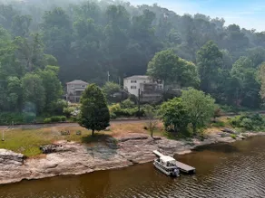 LAKE HOUSE S. Waterfront, HotTub, 10 guest, 6 beds - Image 2