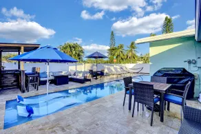 Beach|HeatedPool|Hottub|FreeParking - Image 3