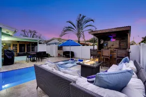 Beach|HeatedPool|Hottub|FreeParking - Image 2