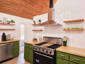 The Bulldog Backyard | Sleeps 16 | Game Day - Image 5