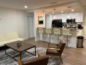 Cheerful 3 Bd Spacious Home - Image 3