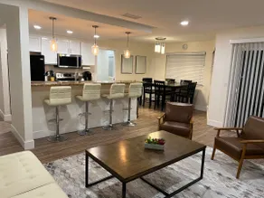 Cheerful 3 Bd Spacious Home - Image 5