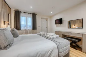 Contemporary Stockton Studio Room - Free WiFi - Parking - Image 4