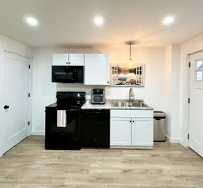 Trail|Downtown Apartment - Image 3