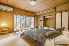 Close to UNY, Max 11 people/124 ㎡. Modern Japanese house facing the forest. VOD available/5 bedrooms for a relaxing stay - Image 4