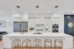 *NO GUEST FEES* Luxury | King Beds, A/C + Parking - Image 2