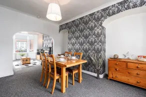Stylish Spacious House. Central. Free Parking. - Image 3