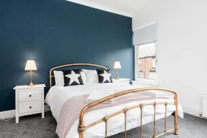 Stylish Spacious House. Central. Free Parking. - Image 4