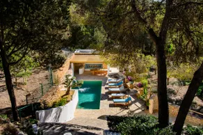 Luxurious villa with pool - Image 3