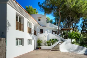 Luxurious villa with pool - Image 2