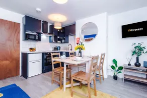 NEW! Spacious 2-bed Apartment in Crewe by 53 Degrees Property, ideal for Business & Professionals, FREE Parking - Sleeps 6 - Image 2